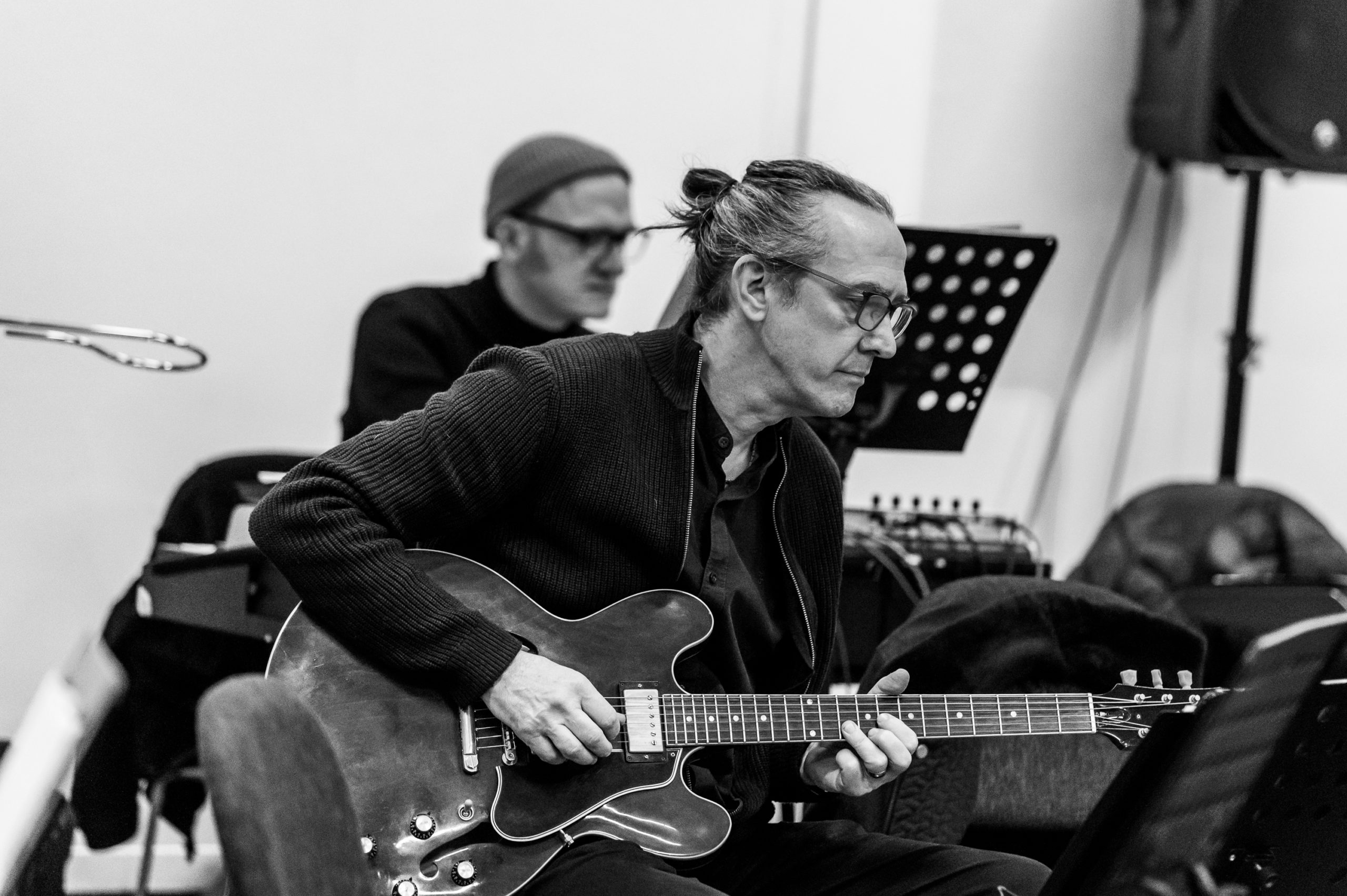 NEW NOTE ORCHESTRA GUITAR PLAYER